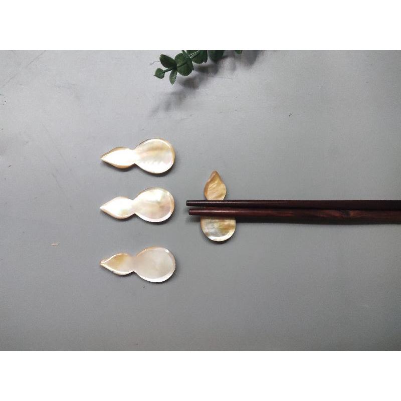 Gác Đũa Trai Hồng Dáng Giọt Nước Lạ Mắt