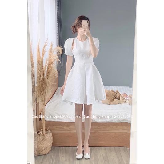 Váy trắng khoét vai