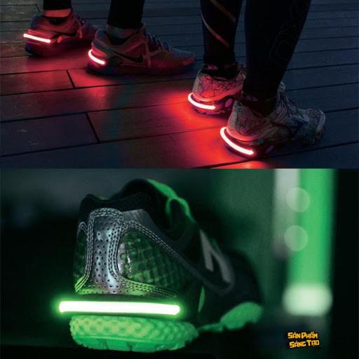 Đèn led gắn giày 2 chế độ ánh sáng độc lạ thú vị