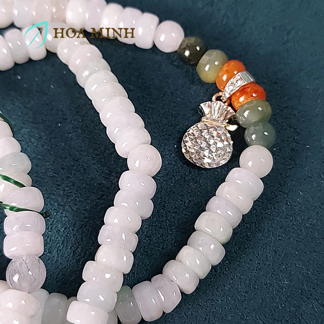 Vòng tay vòng chuỗi Ngọc Cẩm Thạch trắng nếp 5.7 li kiểu bánh xe quấn 3 vòng, phối charm túi tiền bạc, viên Cẩm Thạch Huyết