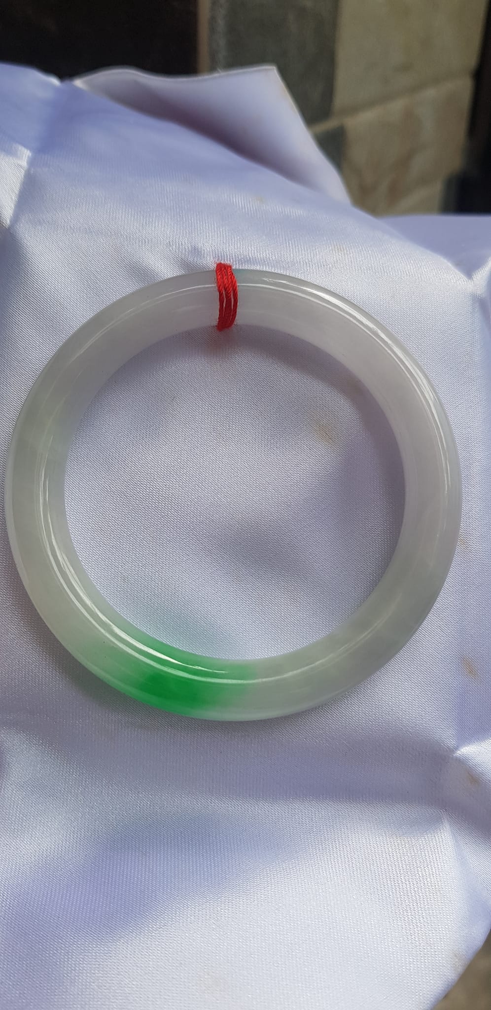 Vòng Cẩm Thạch tự nhiên Tr Lý Ni 52mm Vòng size 52mm x chột 8mm bóng đẹp màu trắng bóng điểm xanh lý tươi đậm đẹp 1 điểm nhấn của vòng xinh xắn lắm Nữ 50kg - 55kg kim mệnh thuỷ đeo hợp ạ
