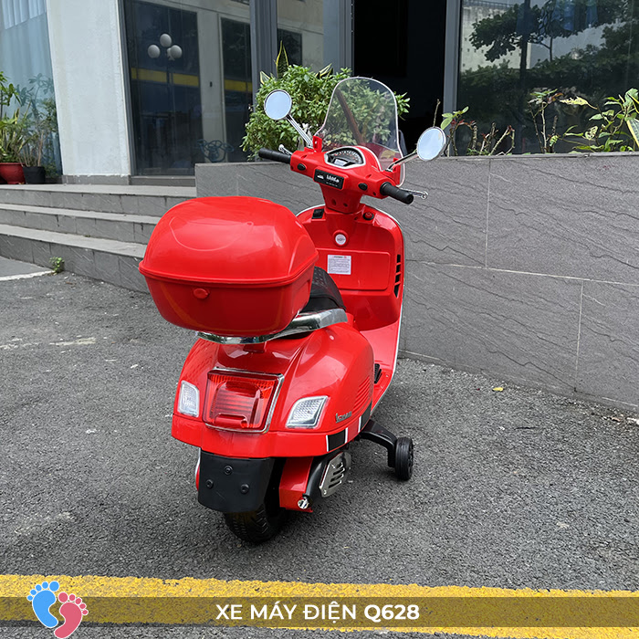 Xe máy Vespa có kính chắn gió và cốp, hộp để đồ chơi cho bé BABY PLAZA Q628