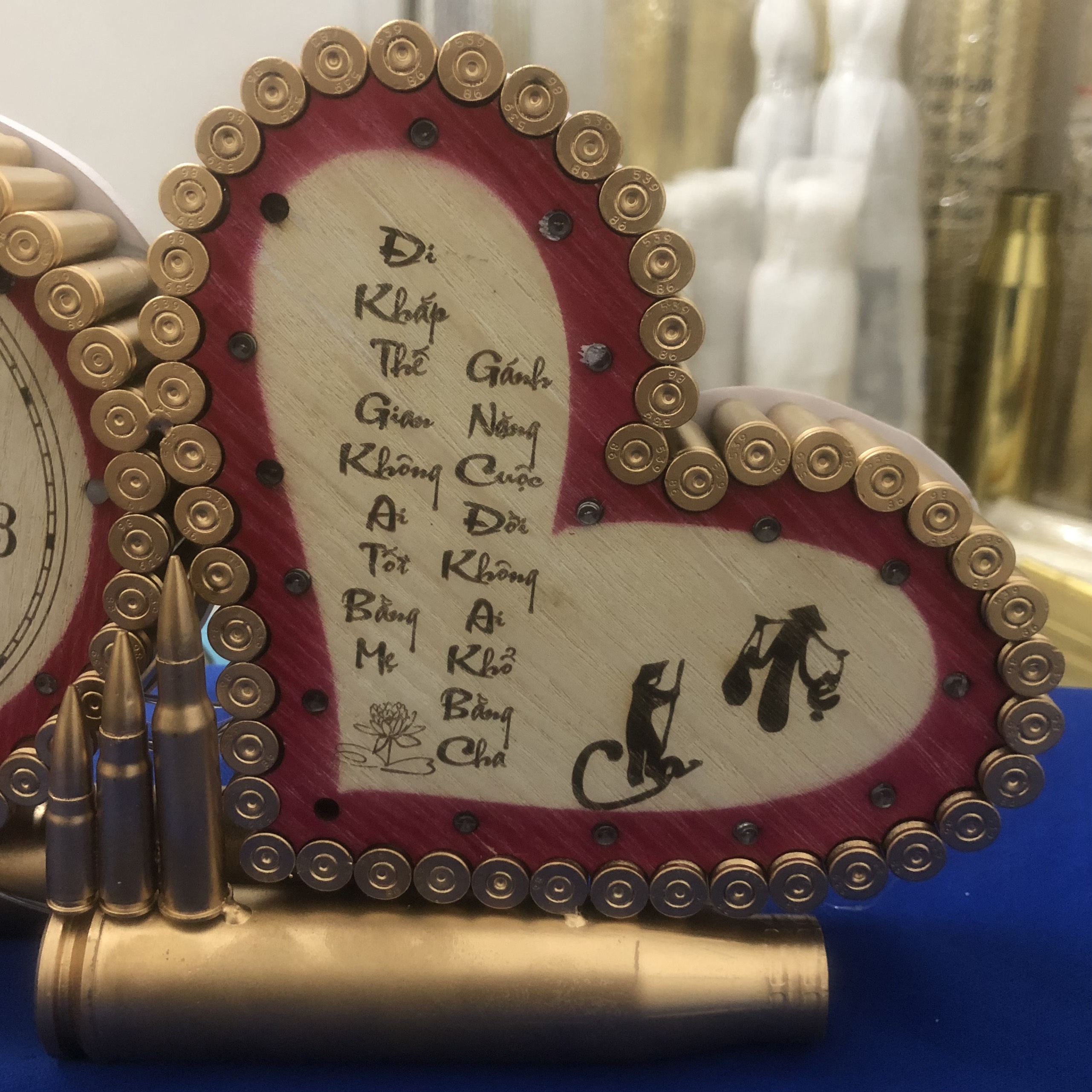Mô hình Đồng hồ, trái tim có đèn Led chủ đề cha mẹ bằng vỏ đạn, tặng kèm 1 móc khóa