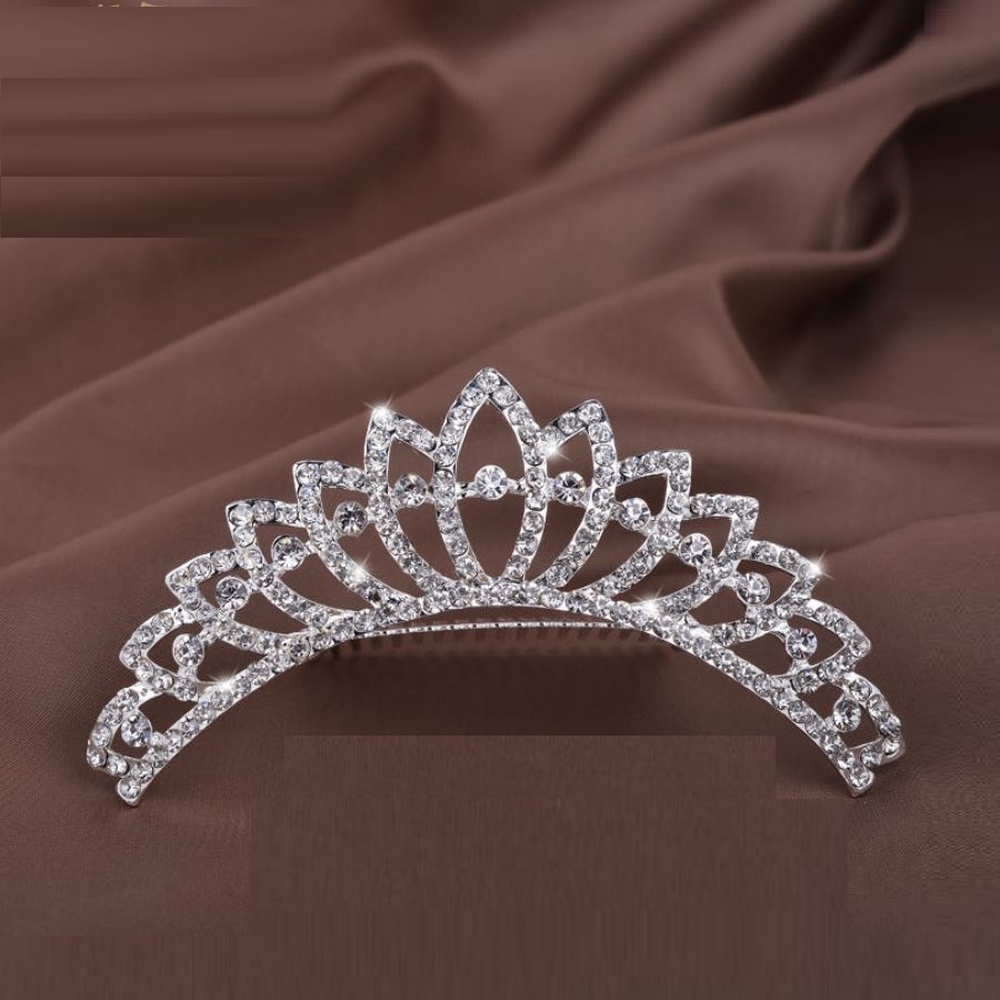 Vương Miện Mỹ Ký Đính Đá Có Lược Cài 75 Số 1, Thiết Kế Sang Trọng, Màu Trắng Tinh Khôi, Đính Đá Trang Sức Nghệ Thuật, Giữ Chắc Chắn Trên Tóc Khi Sử Dụng, Dễ Phối Trang Phục Và Phụ Kiện Khác