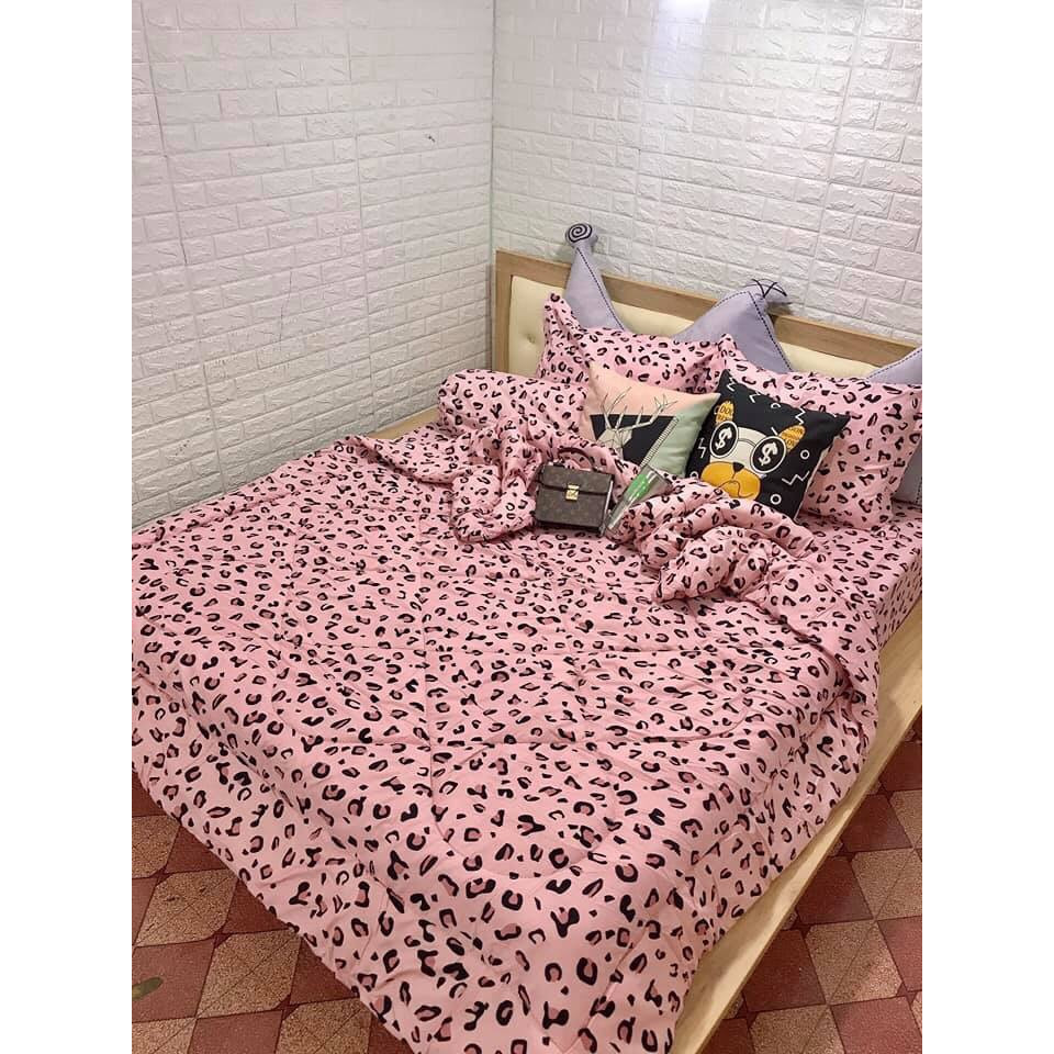 Bộ Chăn Ga Gối Cotton Poly Da Báo Hồng Chăn Chần Bông