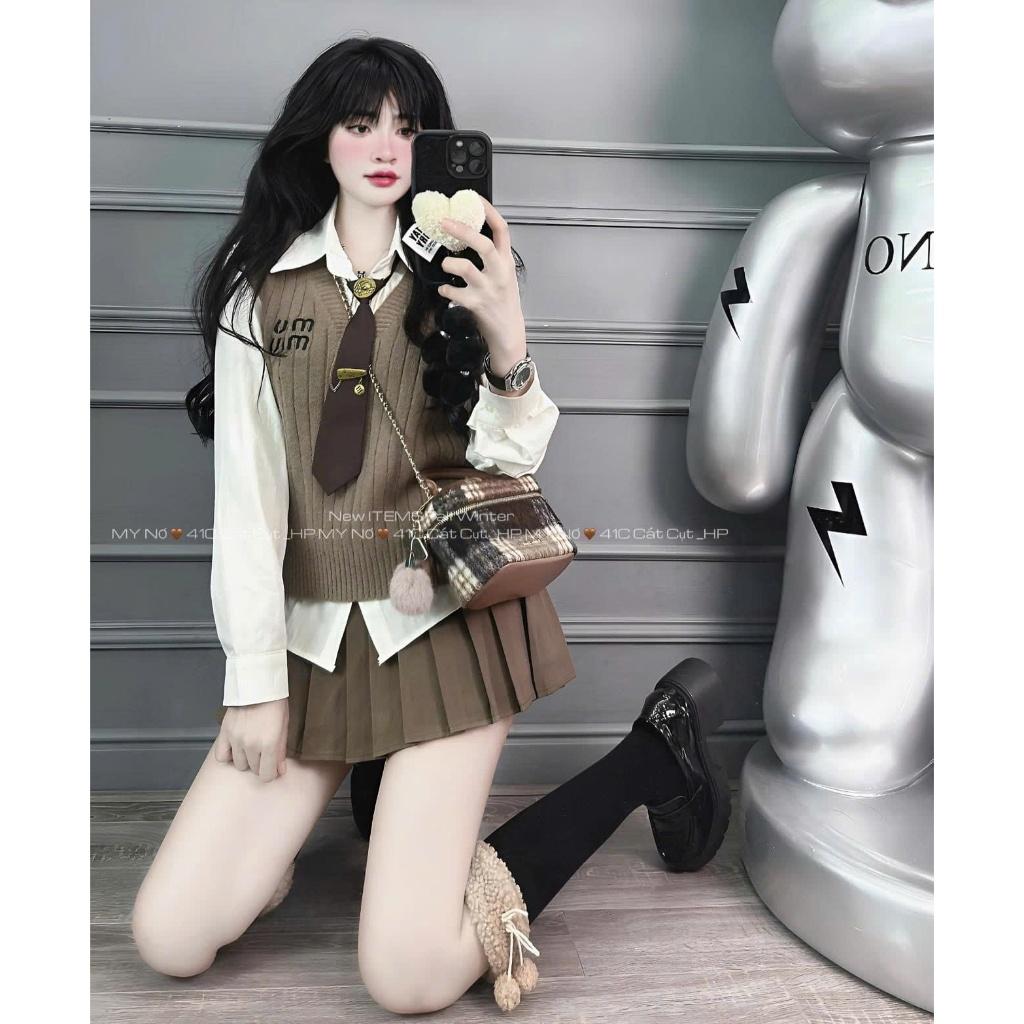 Set bộ đồ áo sơ mi kèm ghi lê mix chân váy xếp ly, Set đồ nữ áo dài tay phối cavat kèm chân váy dáng ngắn đơn giản BY JOLIE