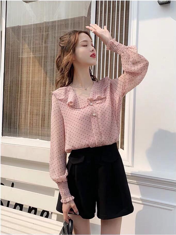 Áo sơ mi chấm bi phối bèo