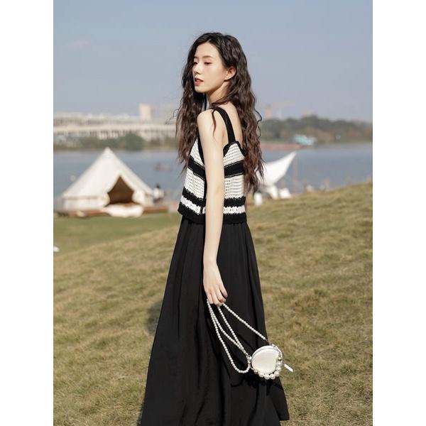 Set áo len lưới kẻ ngang loại 2 gồm 1 áo khoác cadigan và 1 áo 2 dây