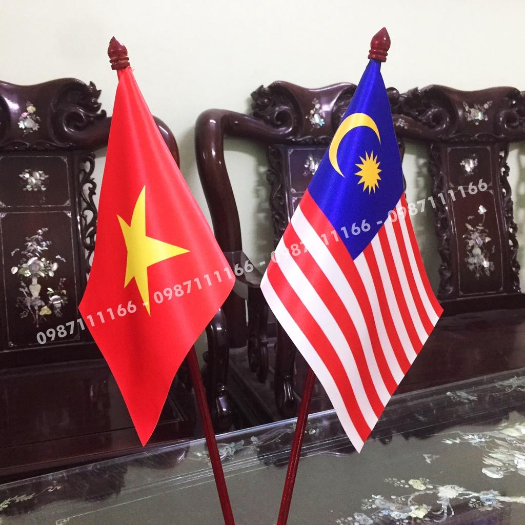 Cờ Để Bàn Đế gỗ Cắm 2 cờ Việt Nam - Malaysia In Kỹ Thuật Số