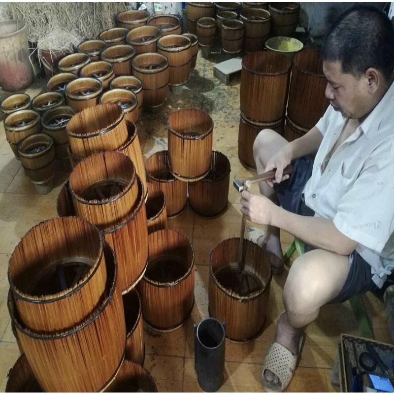 Giỏ ủ ấm kèm ấm tích-nghề gia truyền của nghệ nhân làng gốm