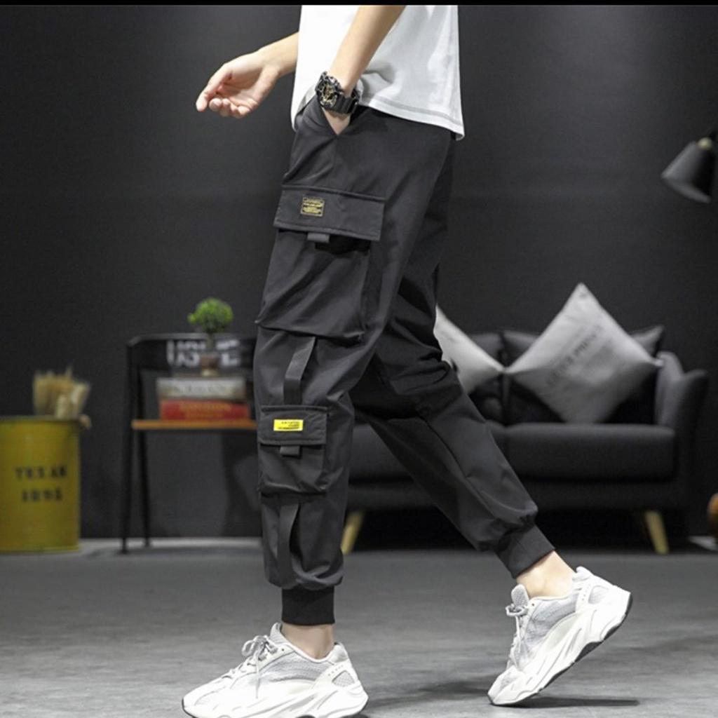 Quần Jogger LOGO vàng dài ống bo gấu - Chất Vải Kaki Kiểu Thể Thao UNISEX một  Màu Đen. 03x