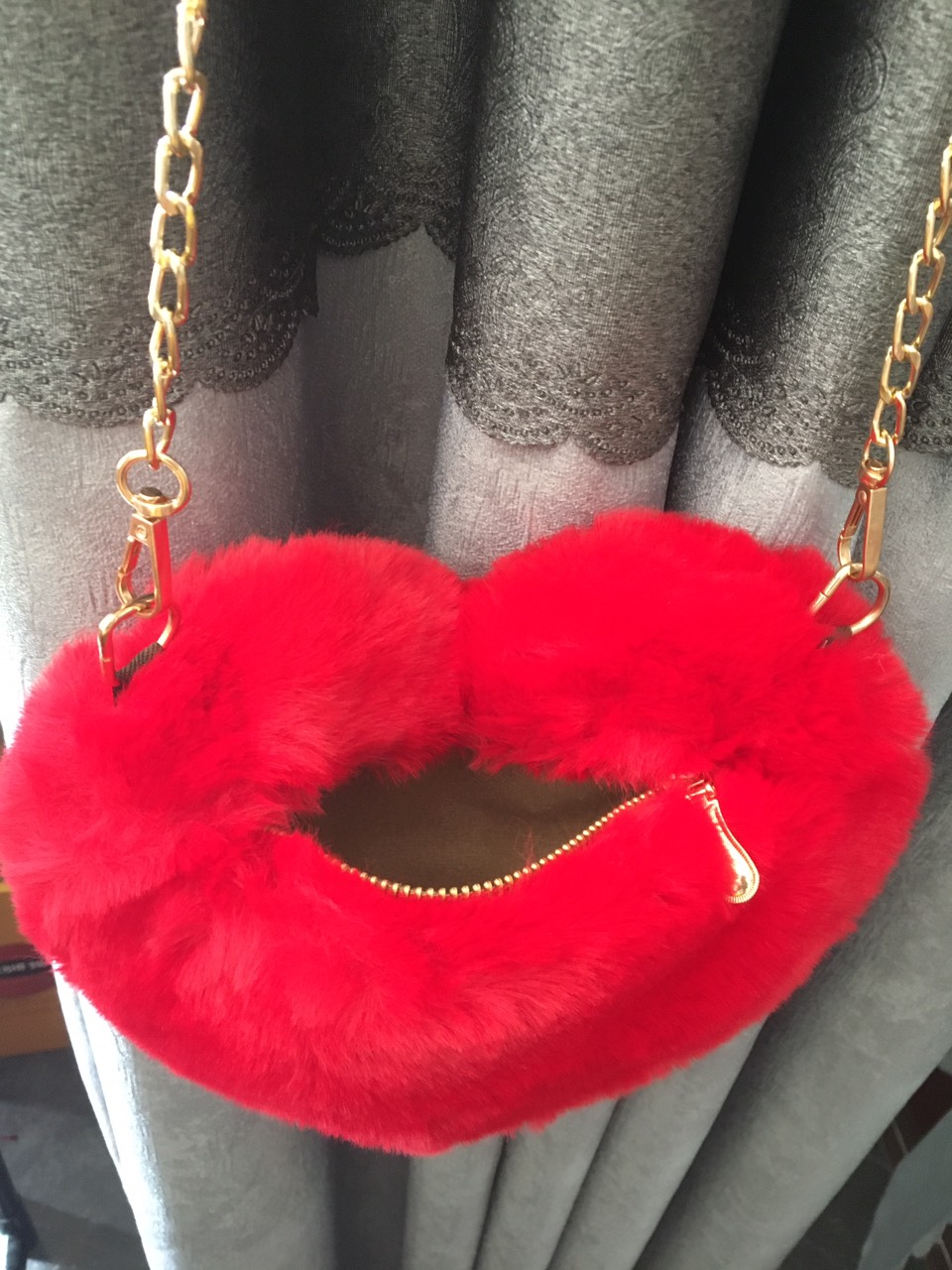 Túi xách lông hình trái tim