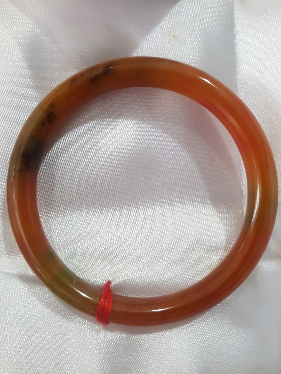 Vòng Mã Não Tứ Quý đỏ cam bóng Ni 55mm chột 7mm nặng 54kg đến 62Kg đeo đẹp là món trang sức tuyệt vời cho những cô nàng yêu thích phong cách thanh lịch và sang trọng ạ