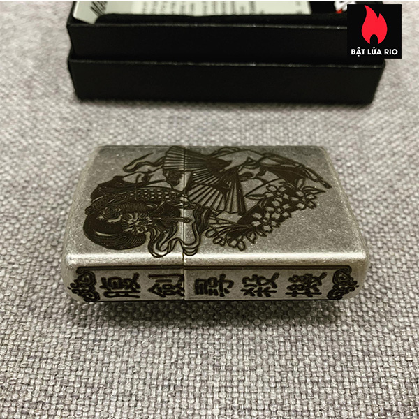 Bật Lửa Zippo Bạc Giả Cổ 121Fb Khắc Cô Gái Geisha 5 Mặt – Zippo 121Fb.Geisha