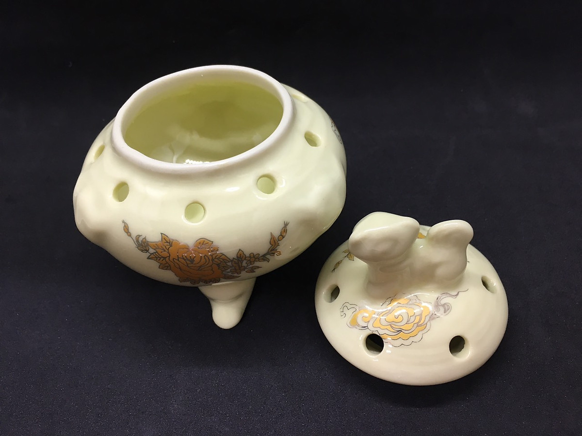 Lư đốt trầm sứ Đk:9,5cm. Cao:11cm- kjh6533