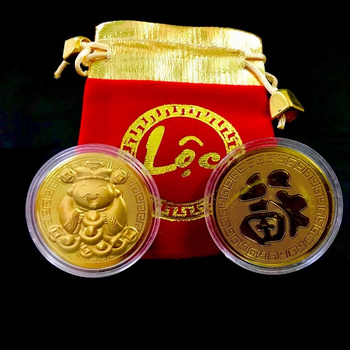 Đồng xu Thần Tài Mạ Vàng Cute Tặng Túi Gấm Lộc, Dùng để treo trong nhà, làm quà tặng ý nghĩa dịp Lễ, Tết, kích thước 4cm, màu vàng - TMT Collection - SP005424