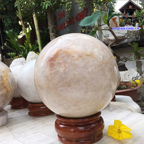 Quả cầu phong thủy đá thạch anh trắng tự nhiên khử tia ác xạ QC765 nặng 7kg đường kính 17cm – Vật phẩm phong thủy may mắn