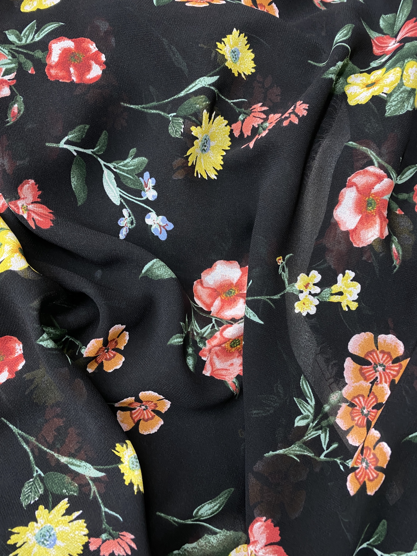 Vải voan chiffon hoa nhỏ nền đen C4001