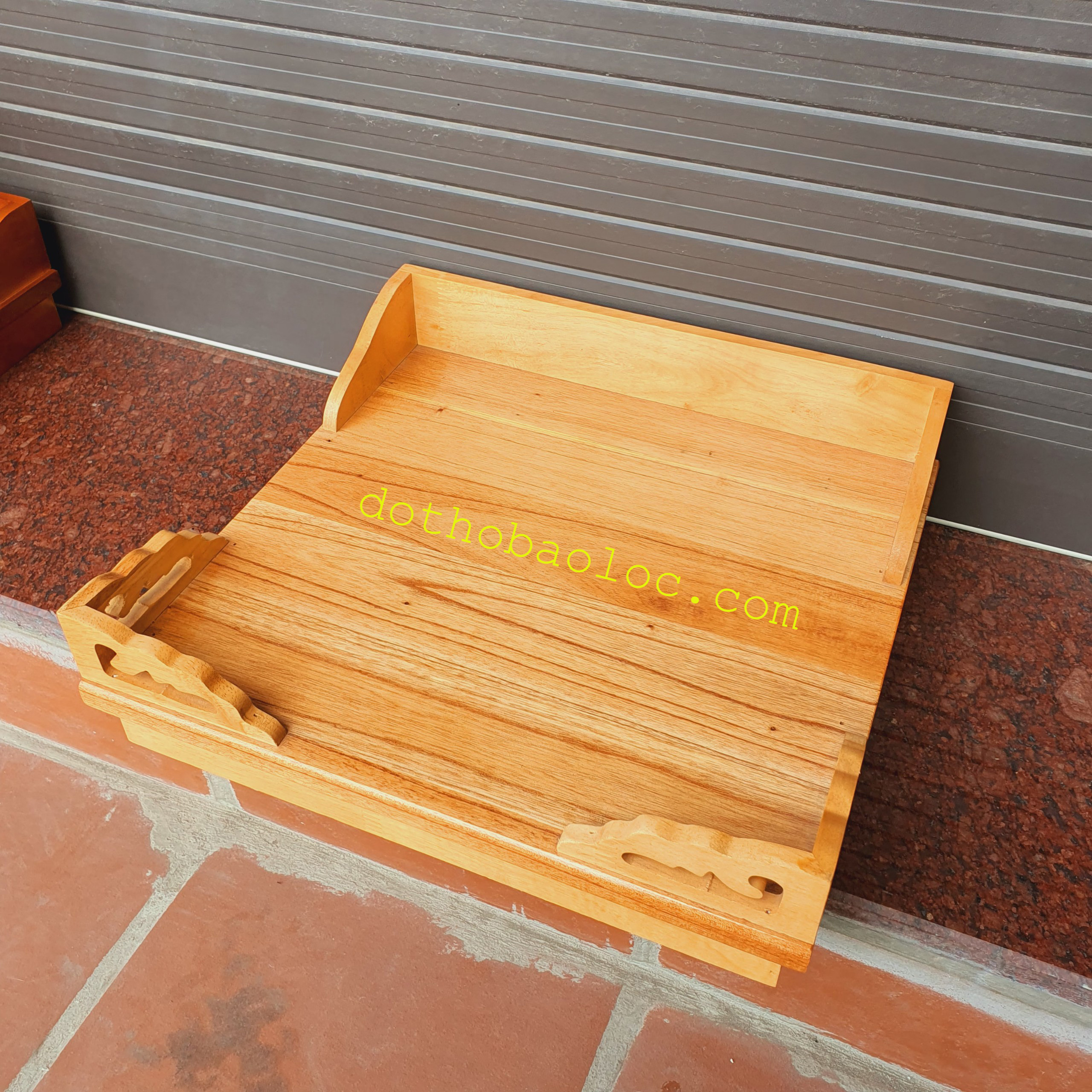 Bàn thờ treo tường gỗ xoan ngang 40cm 2 màu: vàng nhạt và đỏ - Kèm cặp eke gỗ