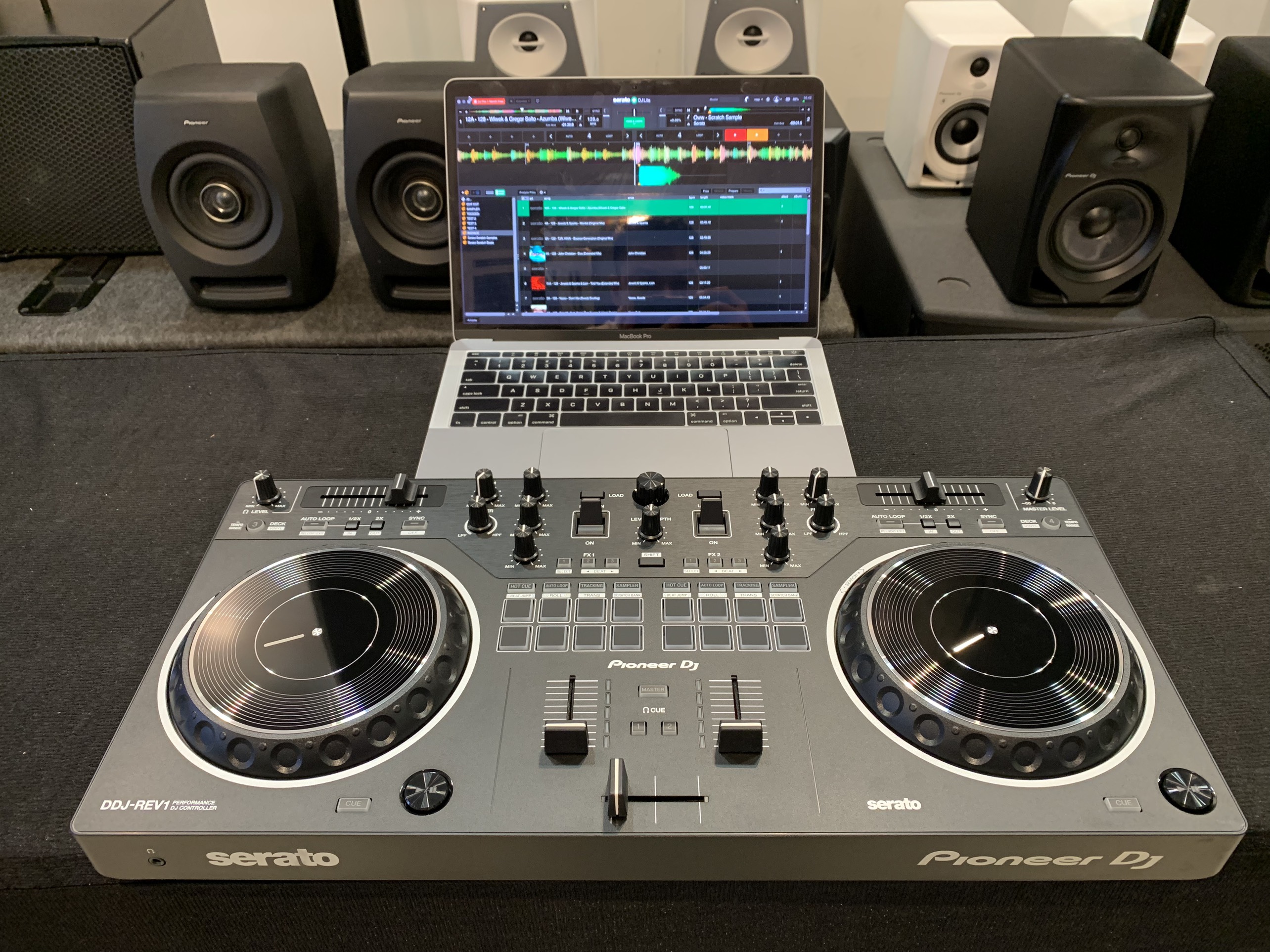 Máy DJ Controller 2 kênh sử dụng Serato DJ DDJ REV1 Pioneer - Hàng chính hãng