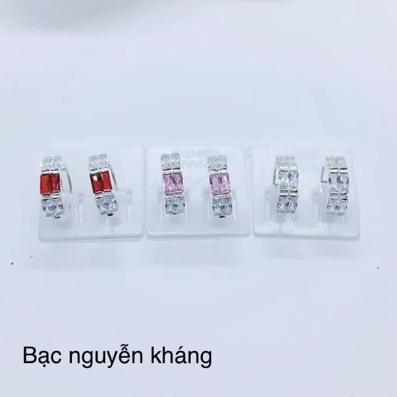1 CHIẾC KHUYÊN TAI TRÒN GẮN ĐÁ BẰNG BẠC TA