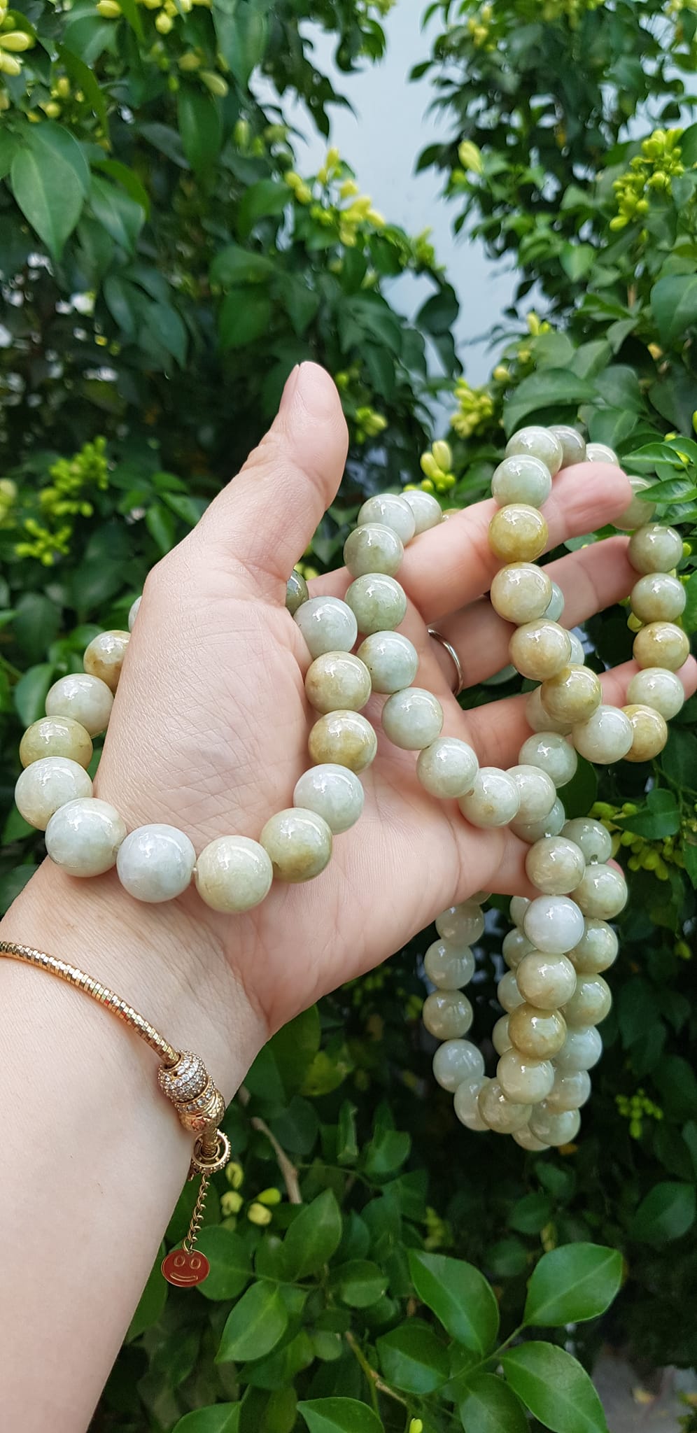 Vòng tay chuỗi nam nữ đá cẩm thạch tự nhiên trắng vàng bóng ngời Vòng size hạt 13mm Màu trắng vàng đất nhẹ bóng mượt thiệt đẹp ạ