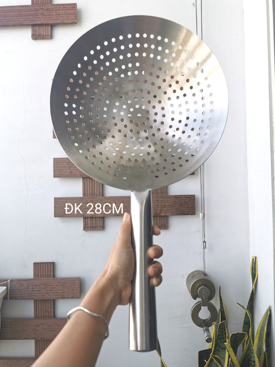 Vợt Vớt Xương/ Vớt Mì Cán Inox Loại 1 dày 1,2 ly Tặng 1 Rổ Nhựa Hình Ovan