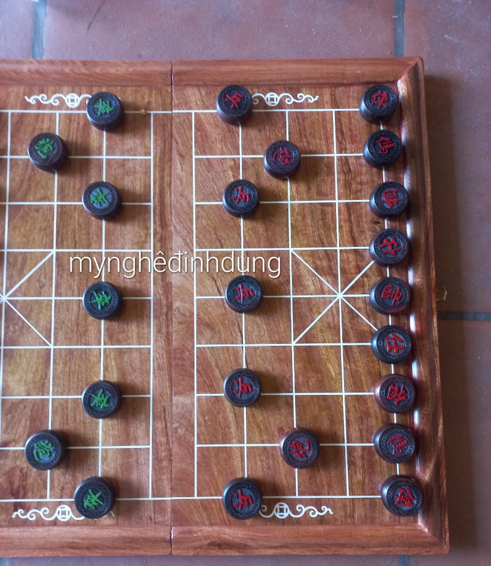 Bộ bàn cờ tướng  bằng gỗ hương đá 50x50x3.5cm +quân cò gỗ trắc đỏ đen đẹp long lanh kt 4.0x1.5cm