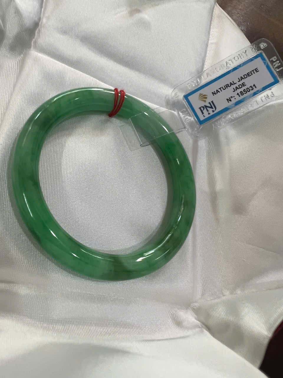 Vòng Cẩm Thạch Tự Nhiên Mới Sịn Đậu Lý Ni 50mm x chột 7,2mmm Vòng Kiểm Định P No 185031 Màu Xanh lý đều điểm vân trắng xanh đậm nhẹ bóng đều đẹp nữ 50kg - 54kg đeo sang tay món quà tặng chính mình tặng mẹ vợ ý nghĩa ạ