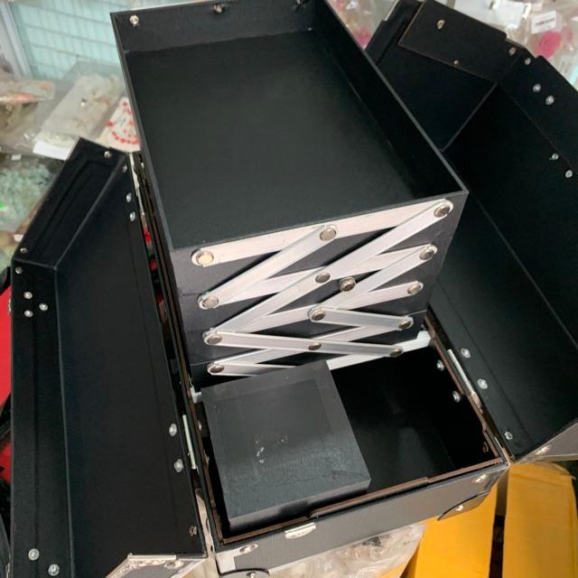 Cốp makeup chuyên nghiệp 4 ngăn lớn bọc viền inox simili gân kẻ GiangPKC