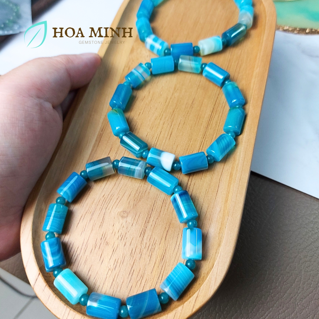 Vòng tay phong thủy đá Mã Não xanh biển có vân dạng lu thống size 8.6 x 12 li xen kẽ viên tròn mã não