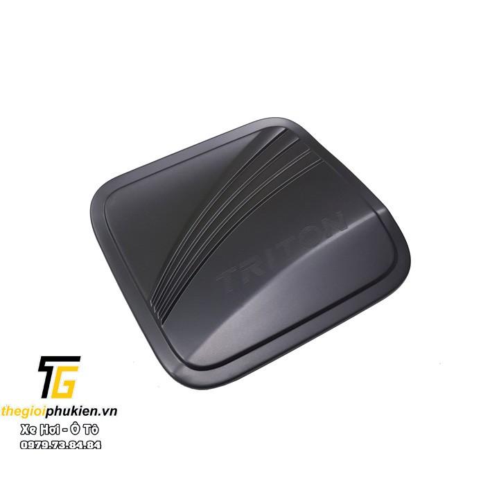 Ốp nắp bình xăng Mitsubishi Triton 2019 nhựa ABS đen