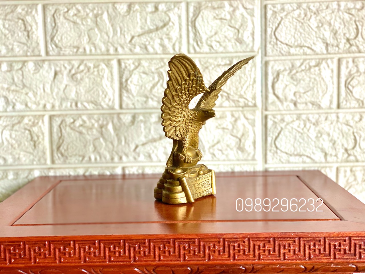 Tượng Đại Bàng tung cánh đứng trên thỏi vàng bằng đồng - Đai bàng phong thủy cỡ nhỏ