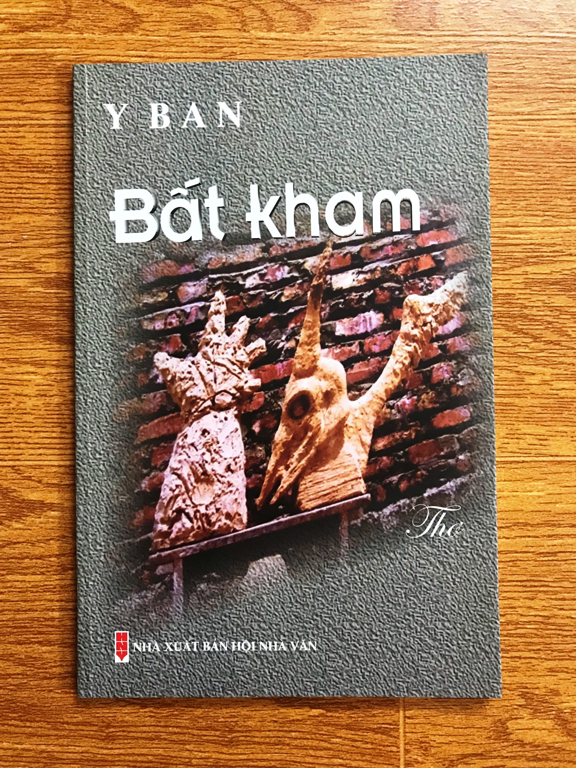 Bất Kham - tập thơ của nhà văn Y Ban