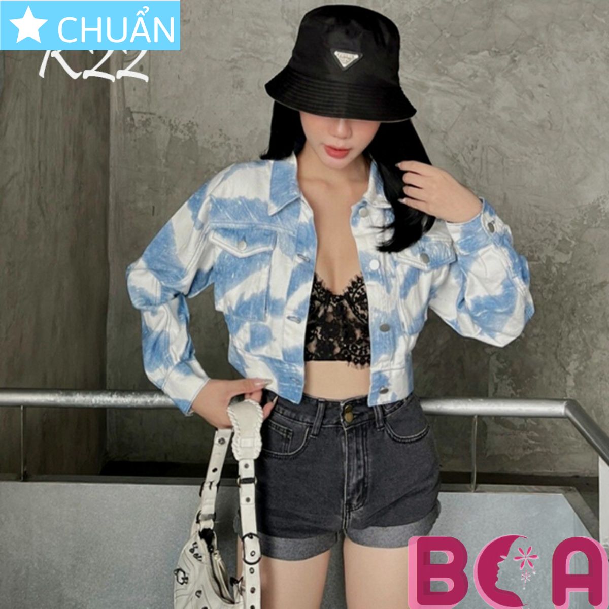 Áo khoác Jeans nữ K22 ROSATA tại BCASHOP màu xanh phối trắng cá tính và thời trang, thể hiện gu thời trang và đẳng cấp