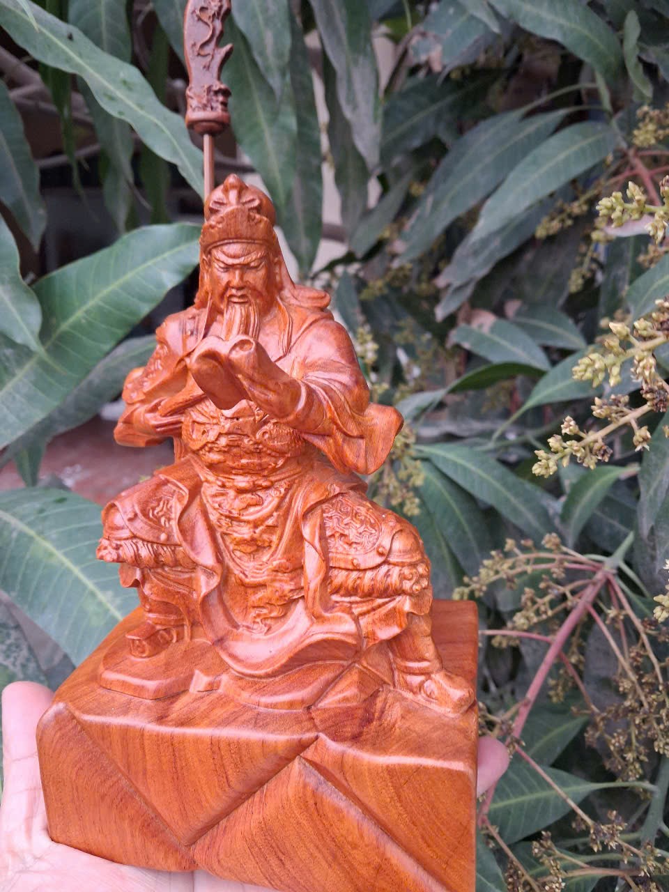 Tượng quan công đọc sách bằng gỗ hương đá cao 20x13.5x9cm