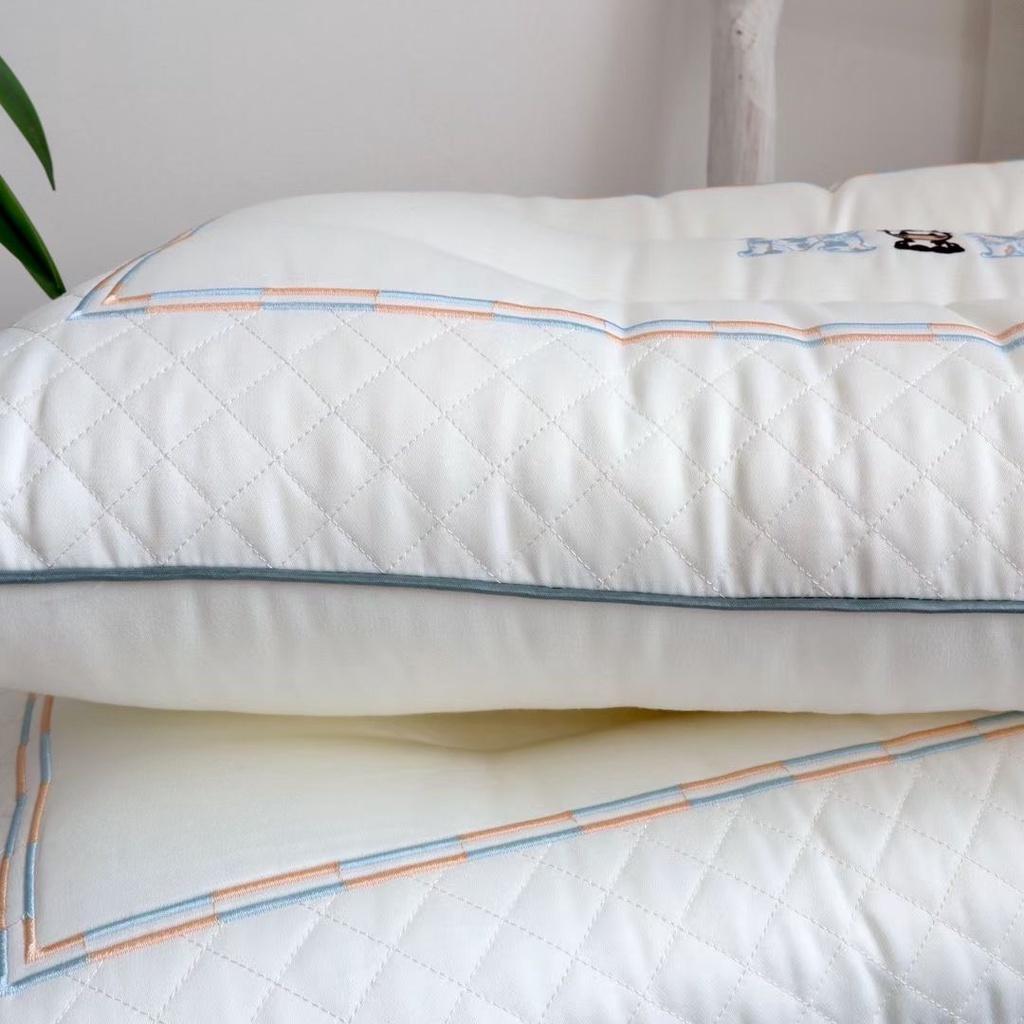 GỐI MATXA BAMBOO với hình thêu chú bò sữa cute đáng yêu