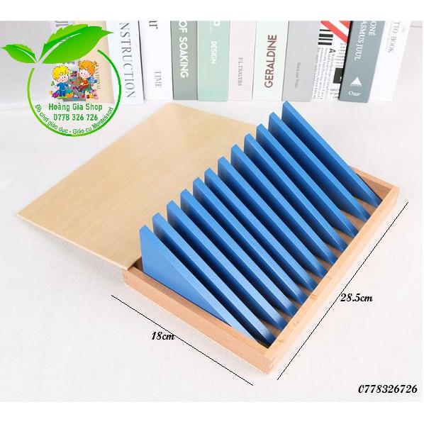 Hộp đựng các hình tam giác vuông màu xanh