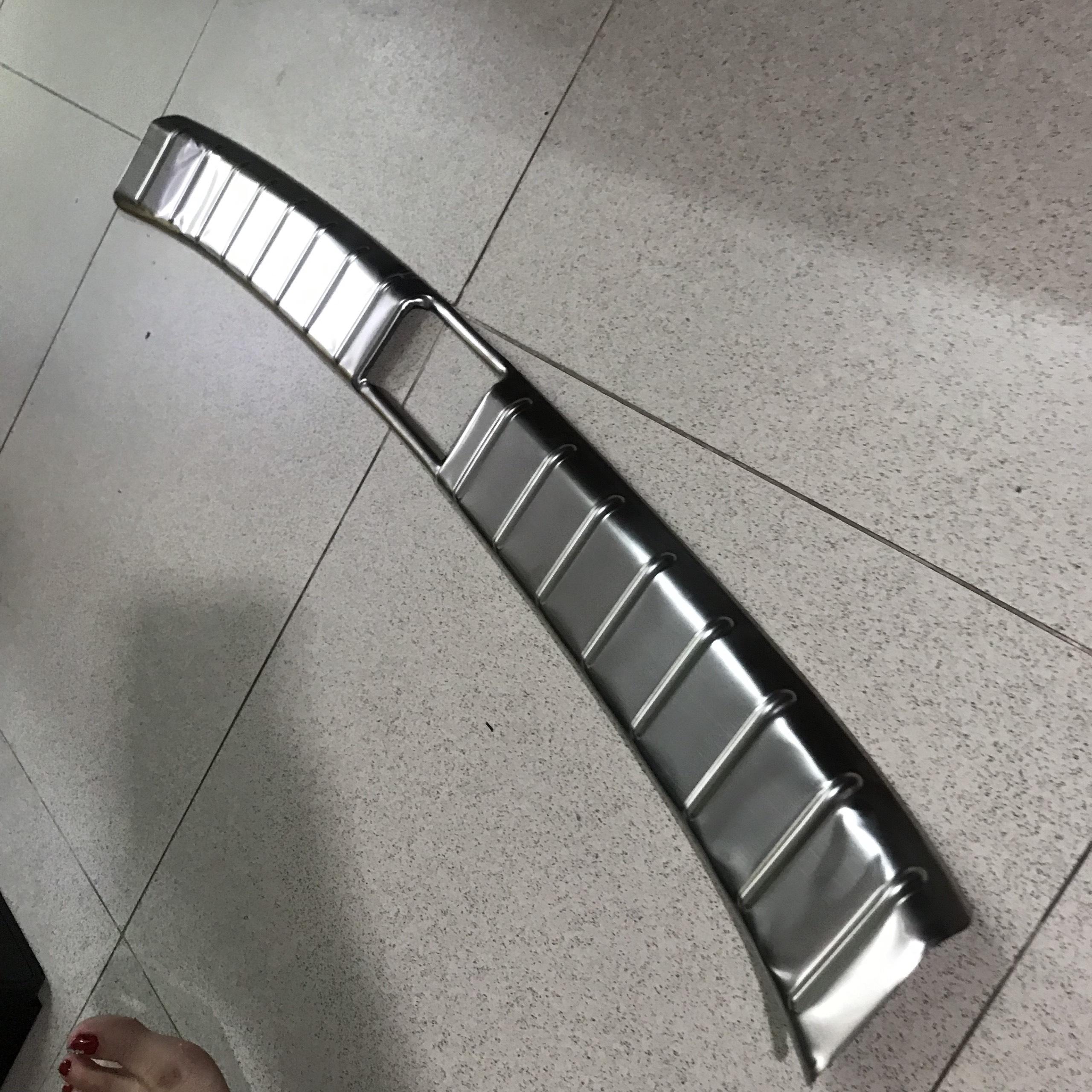 Bộ ốp chống trầy Cốp INOX dành cho xe Mitsubishi Xpander- Bên trong