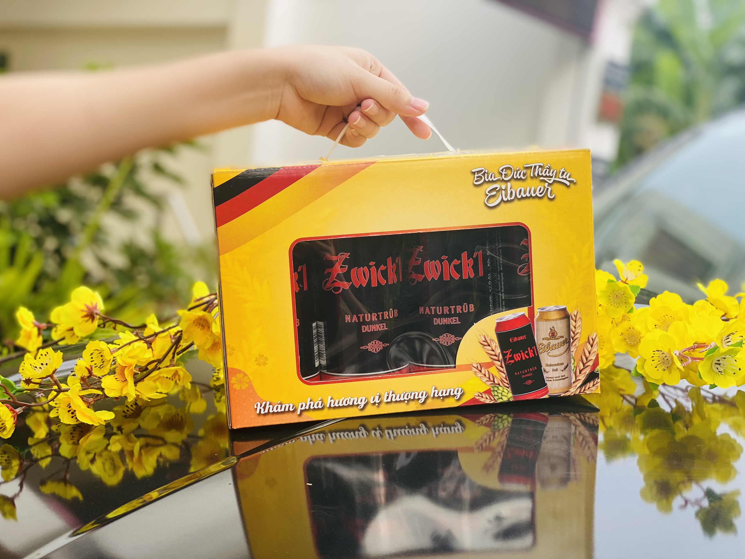 Thùng Quà 8 lon Bia Thầy Tu EIBAUER ZWICK'L NATURTRÜB DUNKEL  6.7% 500ml - Hương Vị Độc Tôn Caramel Rang Cháy - Bia Đức Nhập Khẩu Chính Hãng