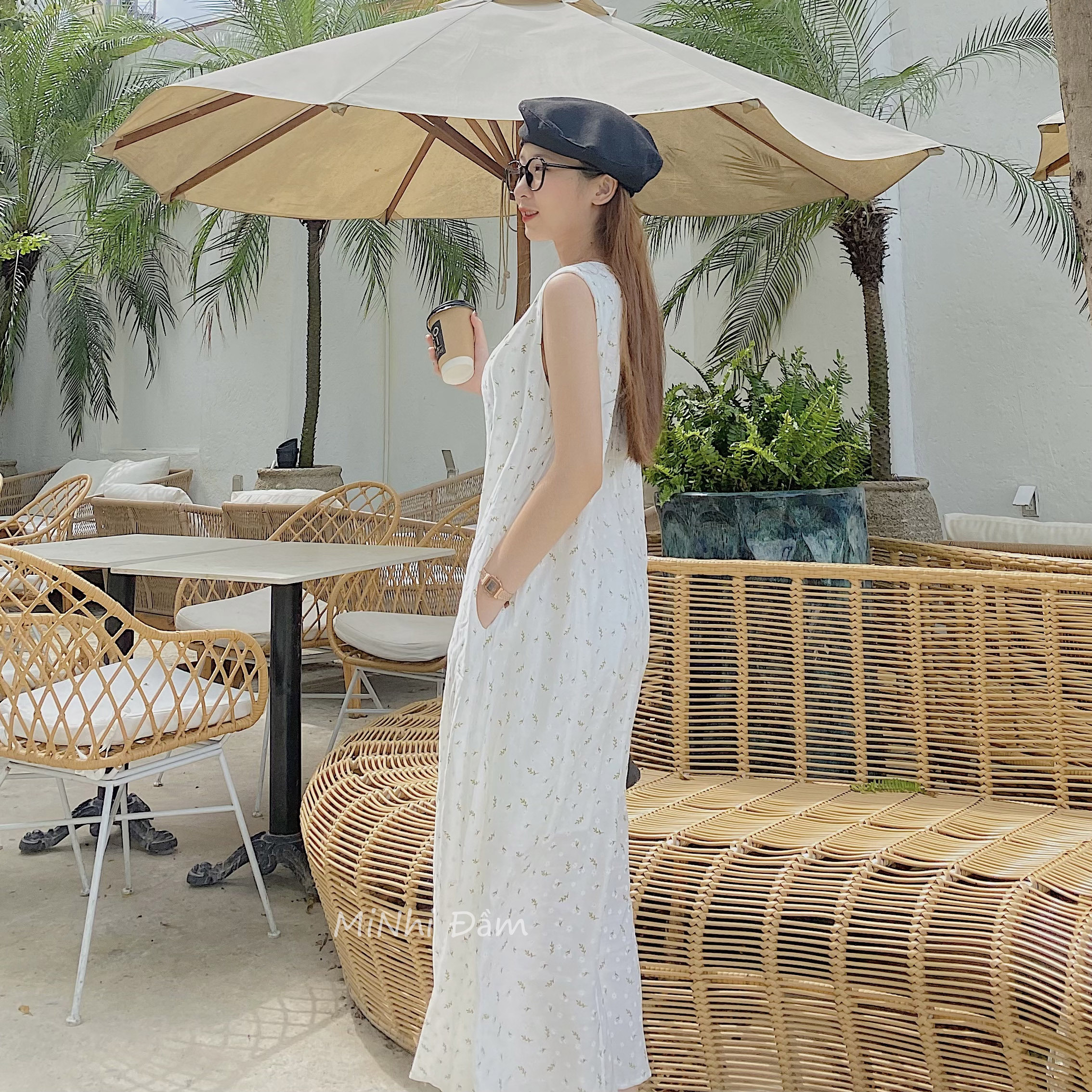 Đầm maxi trắng form rộng dáng suông dài MiNhi in hoa nhí, sát nách cổ tròn mặc đi biển
