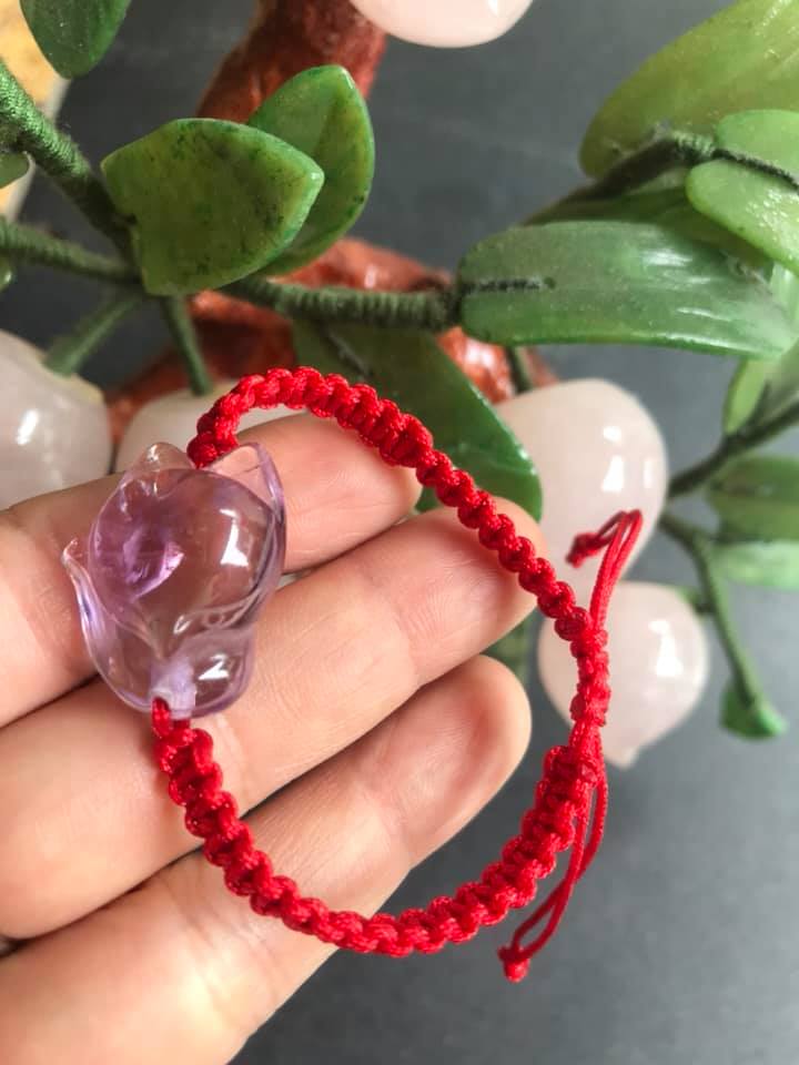 VÒNG TAY HANDMADE HỒ LY MAY MẮN TÀI LỘC VỀ TÌNH DUYÊN CÔNG DANH ĐÁ THẠCH ANH TÍM TỰ NHIÊN DÂY ĐỎ HỢP NỮ MỆNH HỎA MỆNH THỔ Ạ