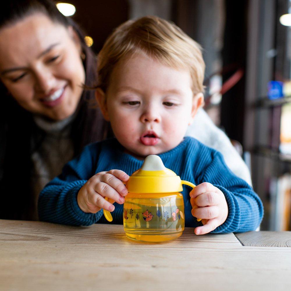 Bình tập uống nước có vòi mút kháng khuẩn chống tràn, chống sặc cho bé Tommee Tippee SuperStar, 190ml – Vàng