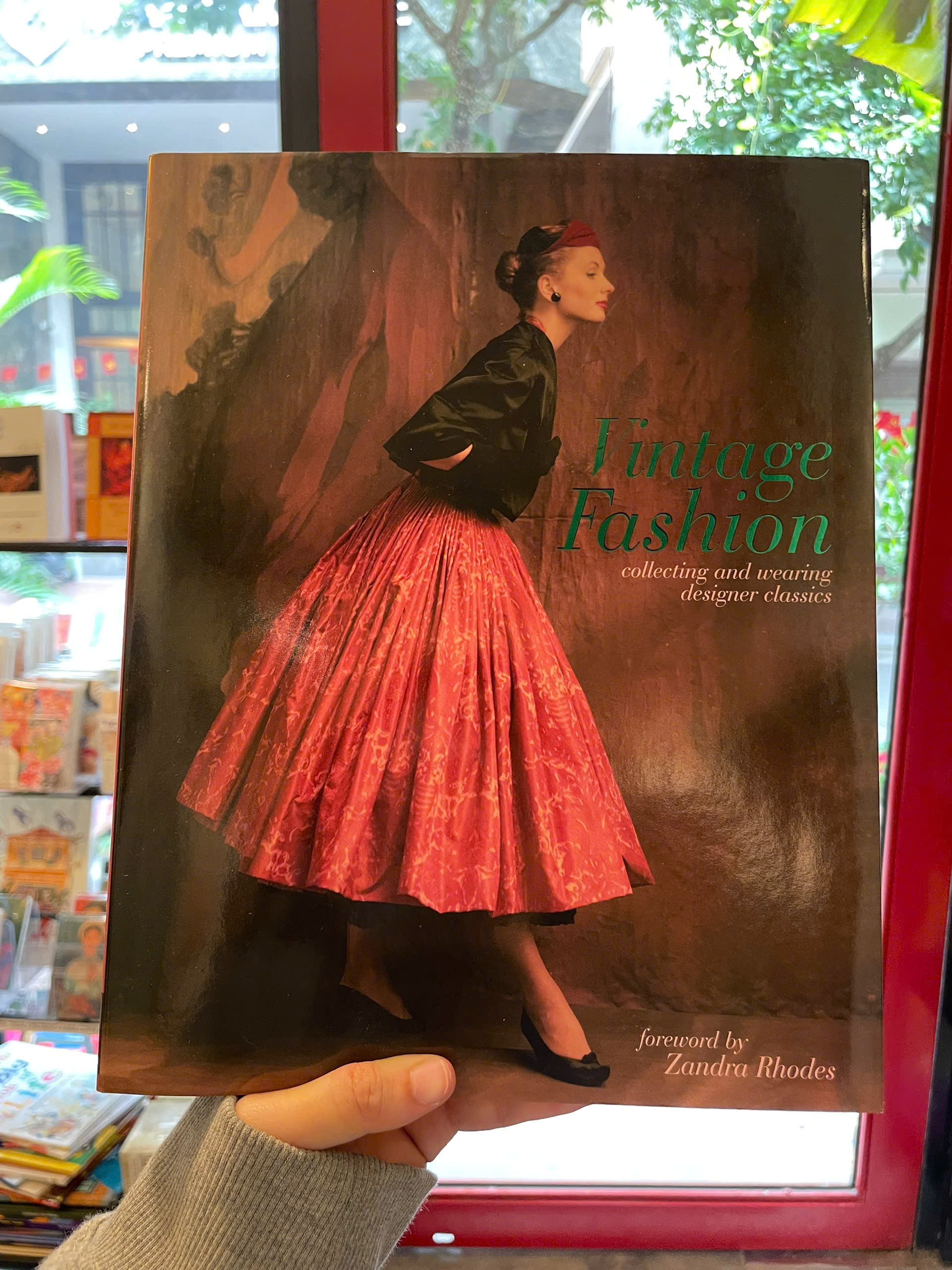 Sách - Vintage Fashion: Collecting & Wearing Designer Classics - Zandra Rhodes | Ngoại văn Bìa cứng
