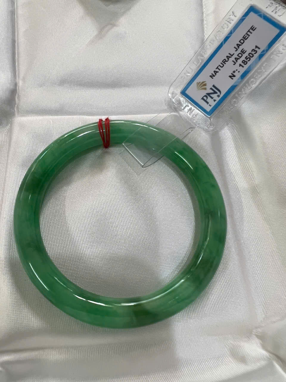 Vòng Cẩm Thạch Tự Nhiên Mới Sịn Đậu Lý Ni 50mm x chột 7,2mmm Vòng Kiểm Định P No 185031 Màu Xanh lý đều điểm vân trắng xanh đậm nhẹ bóng đều đẹp nữ 50kg - 54kg đeo sang tay món quà tặng chính mình tặng mẹ vợ ý nghĩa ạ