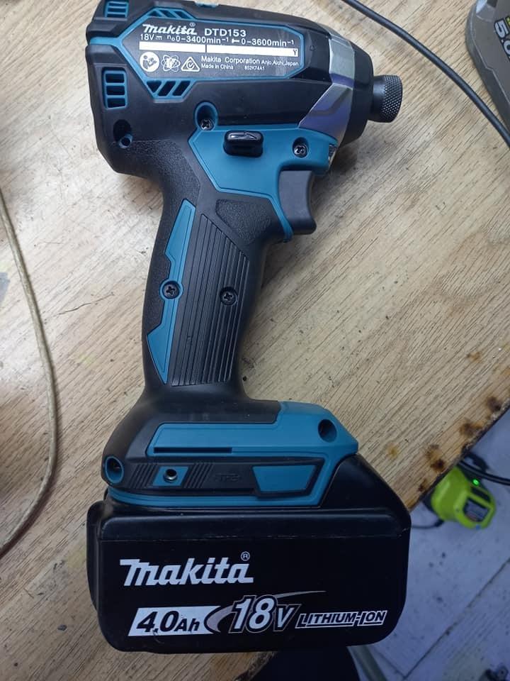 BỘ MÁY KHOAN MÁY VẶN VÍT DÙNG PIN 18V MAKITA DLX2189T - HÀNG CHÍNH HÃNG
