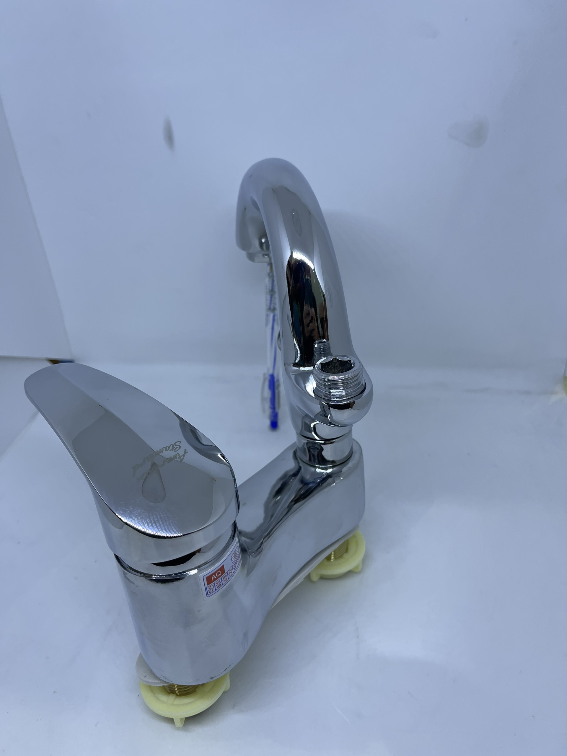 Sen vòi liền chậu Lavabo nóng lạnh. Vật liệu bằng đồng, hợp kim kẽm mạ chrome bóng. Bền, đẹp phù hợp nhà tắm. SLCĐA01