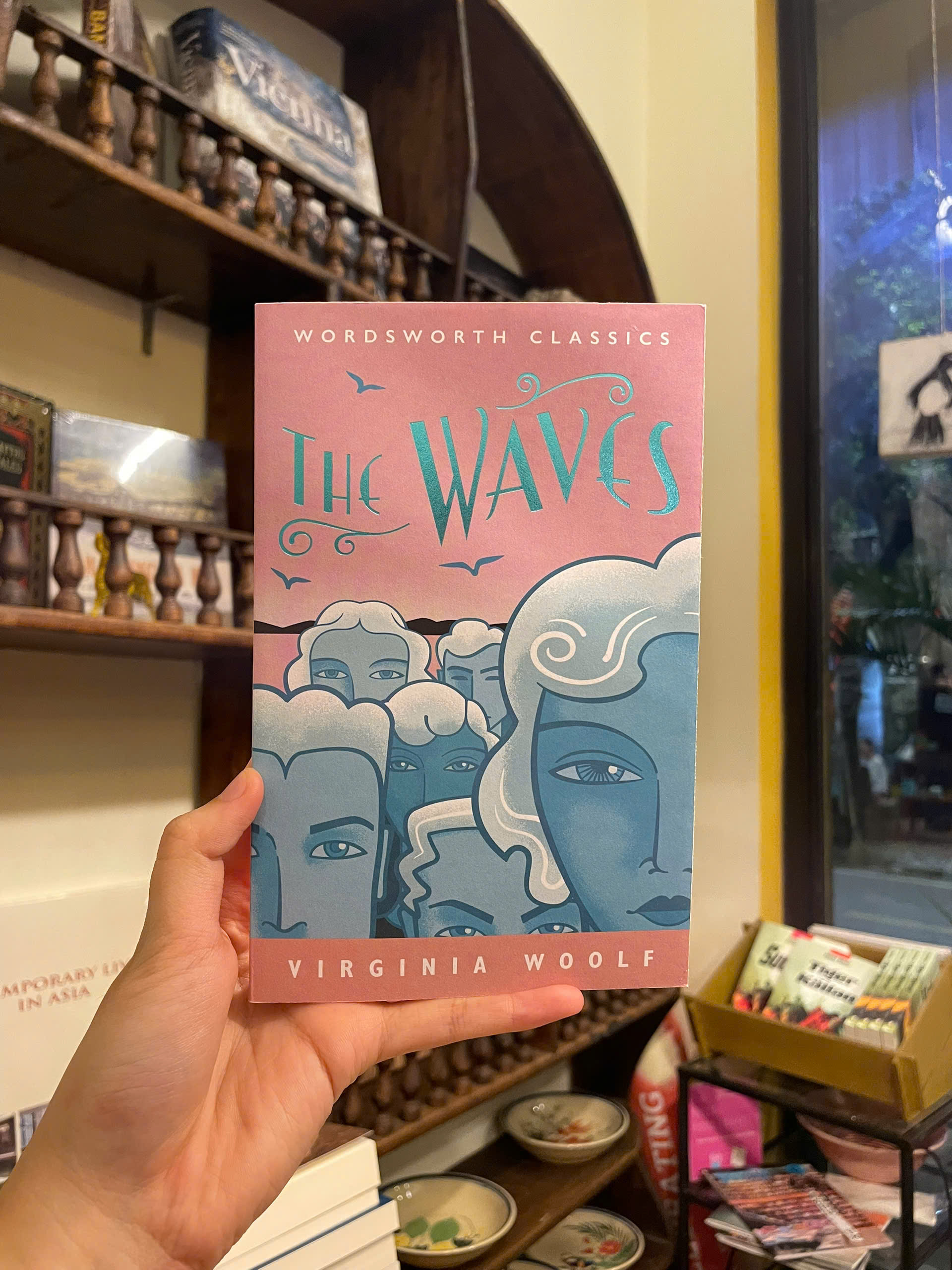 Sách - The Waves by Virginia Woolf - Classics/Fiction book in English - Ngoại Văn Nhập Khẩu