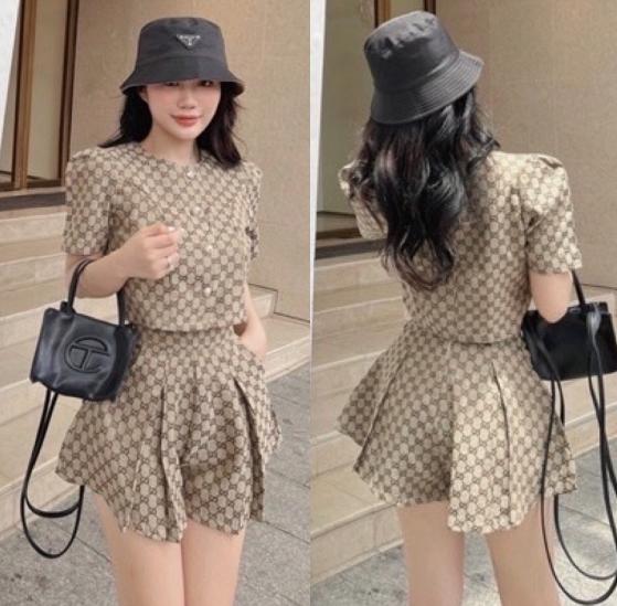 SET ÁO CROPTOP SƠ MI SUÔNG KHÔNG CỔ HỌA TIẾT + QUẦN GIẢ VÁY NGẮN XÒE XẾP LY LƯNG CAO ỐNG RỘNG DẠO PHỐ DỰ TIỆC ĐI BIỂN