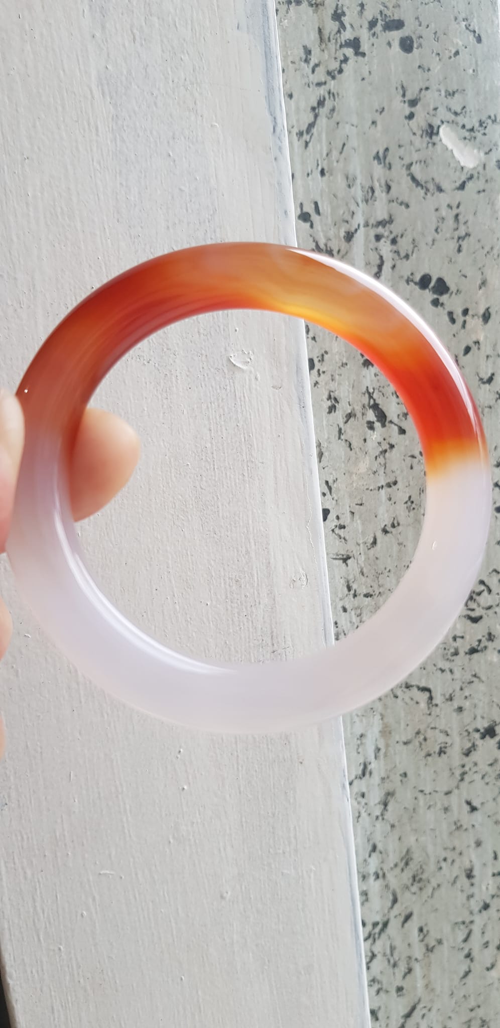 Vòng tay đá mã não Đỏ đậm Trắng Ni 56mm x cọng to 10mm Màu đỏ đậm trắng bóng 1 bên đẹp ạ Nữ 55kg - 63kg đeo xinh tay đẹp ạ